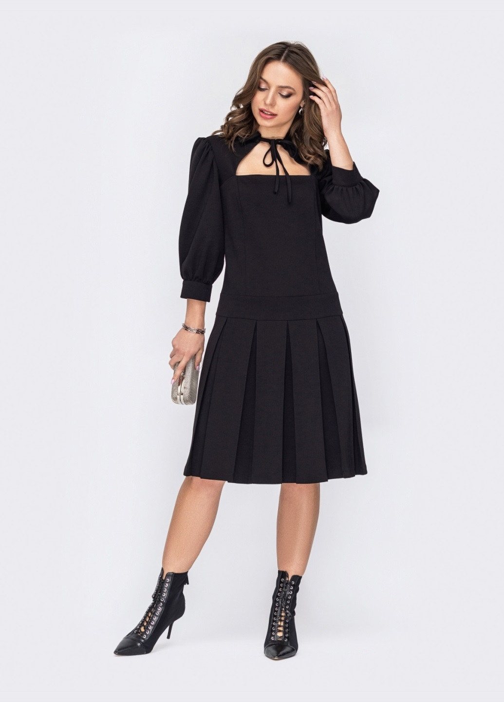 Черное деловое черное платье с горловиной на завязках и юбкой в складки Dressa однотонное