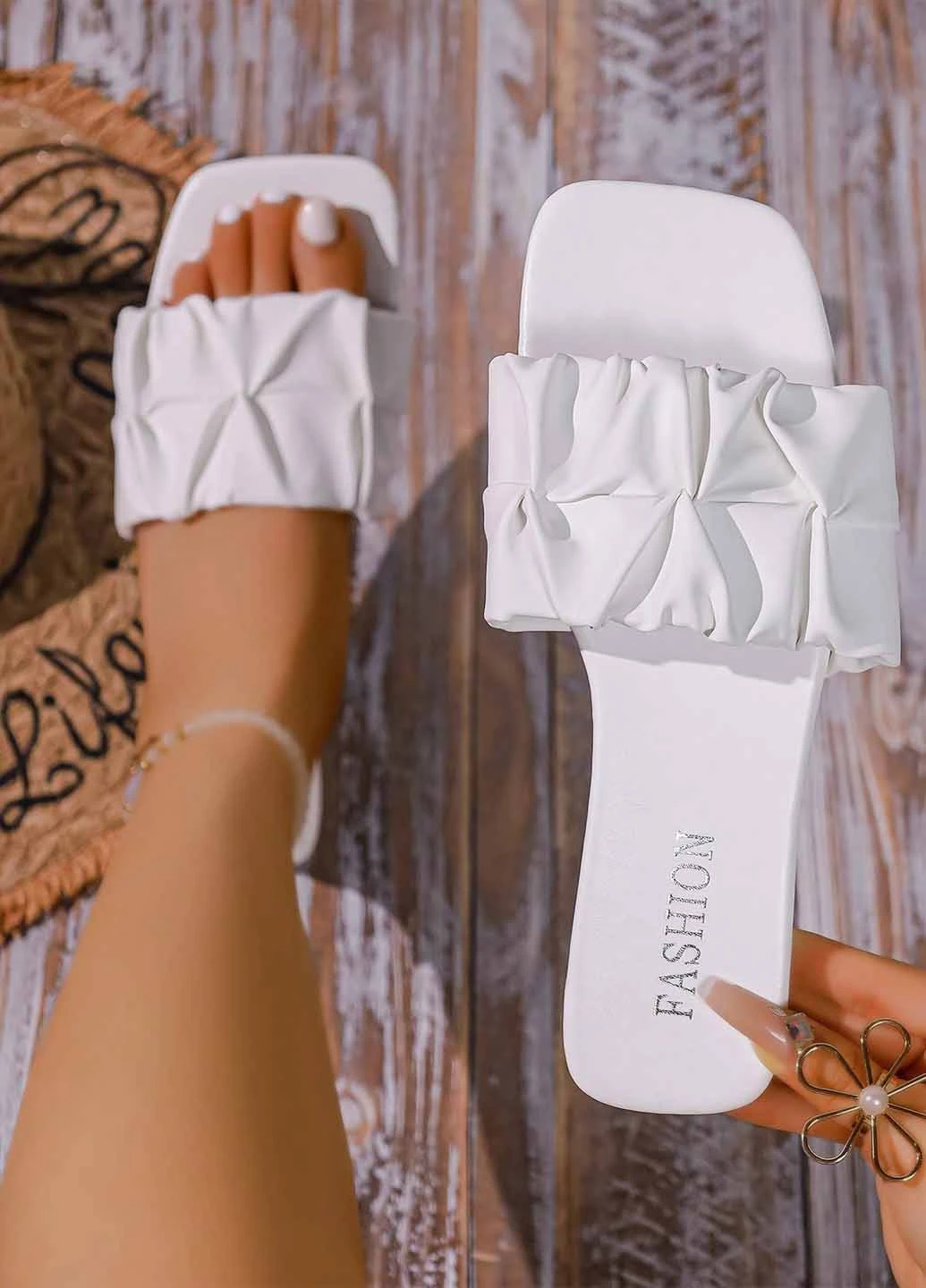 Белые шлепанцы SHEIN с драпировкой