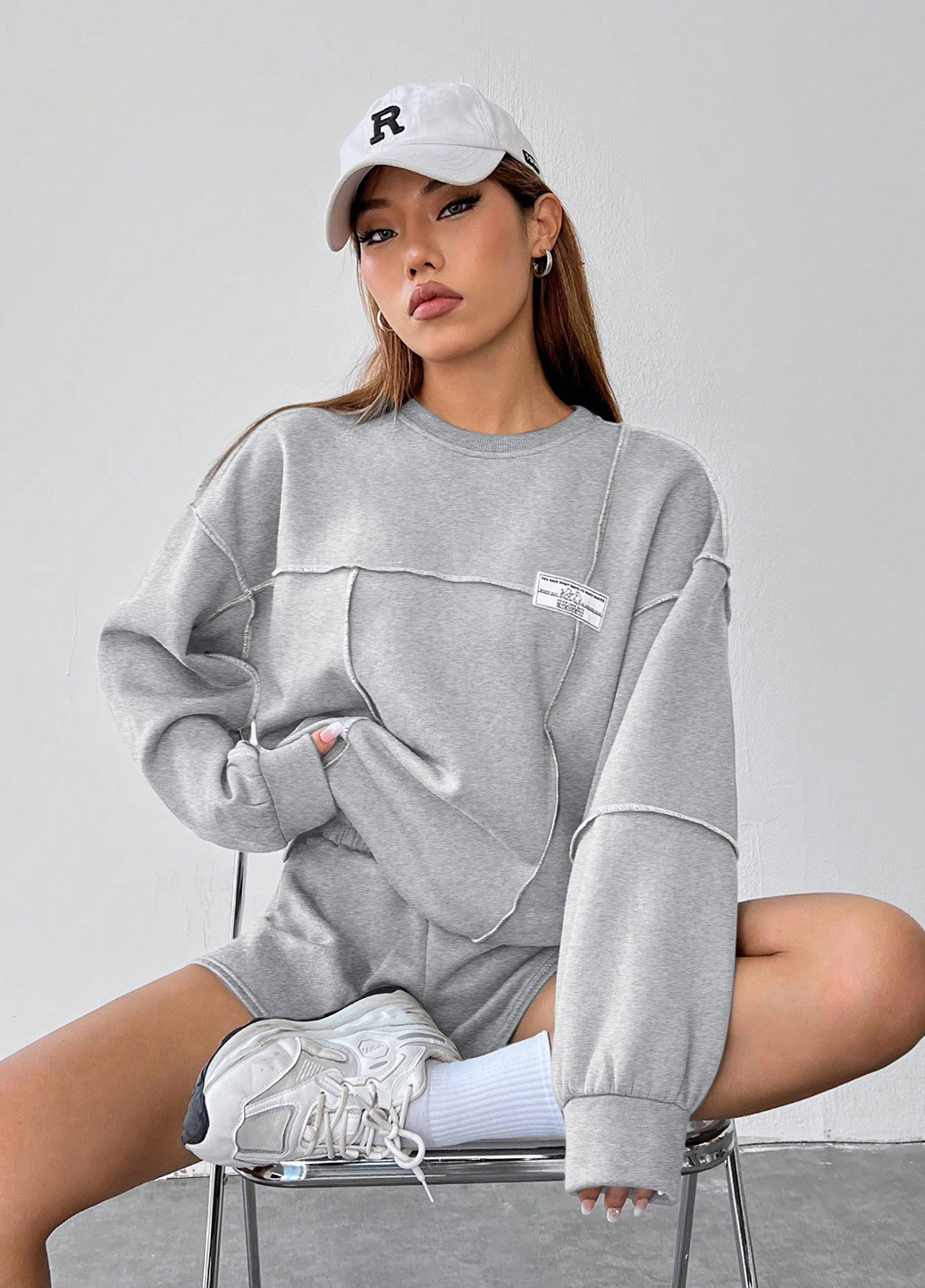 Светло-серый свитшот SHEIN меланж нашивки (332805475)