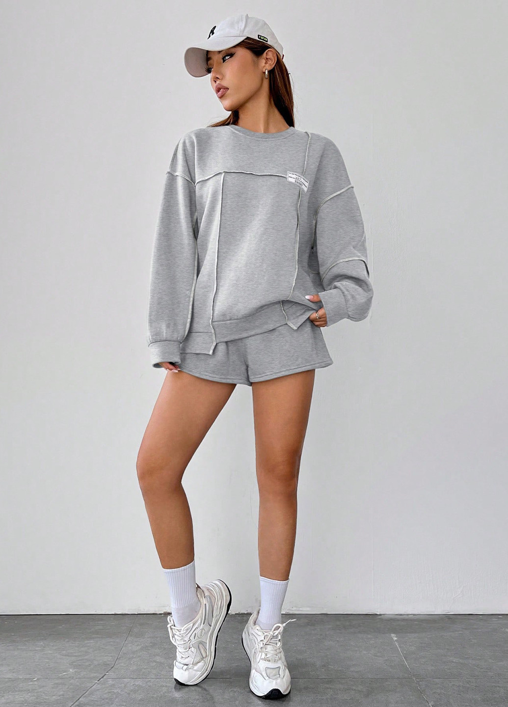 Светло-серый свитшот SHEIN меланж нашивки (332805475)