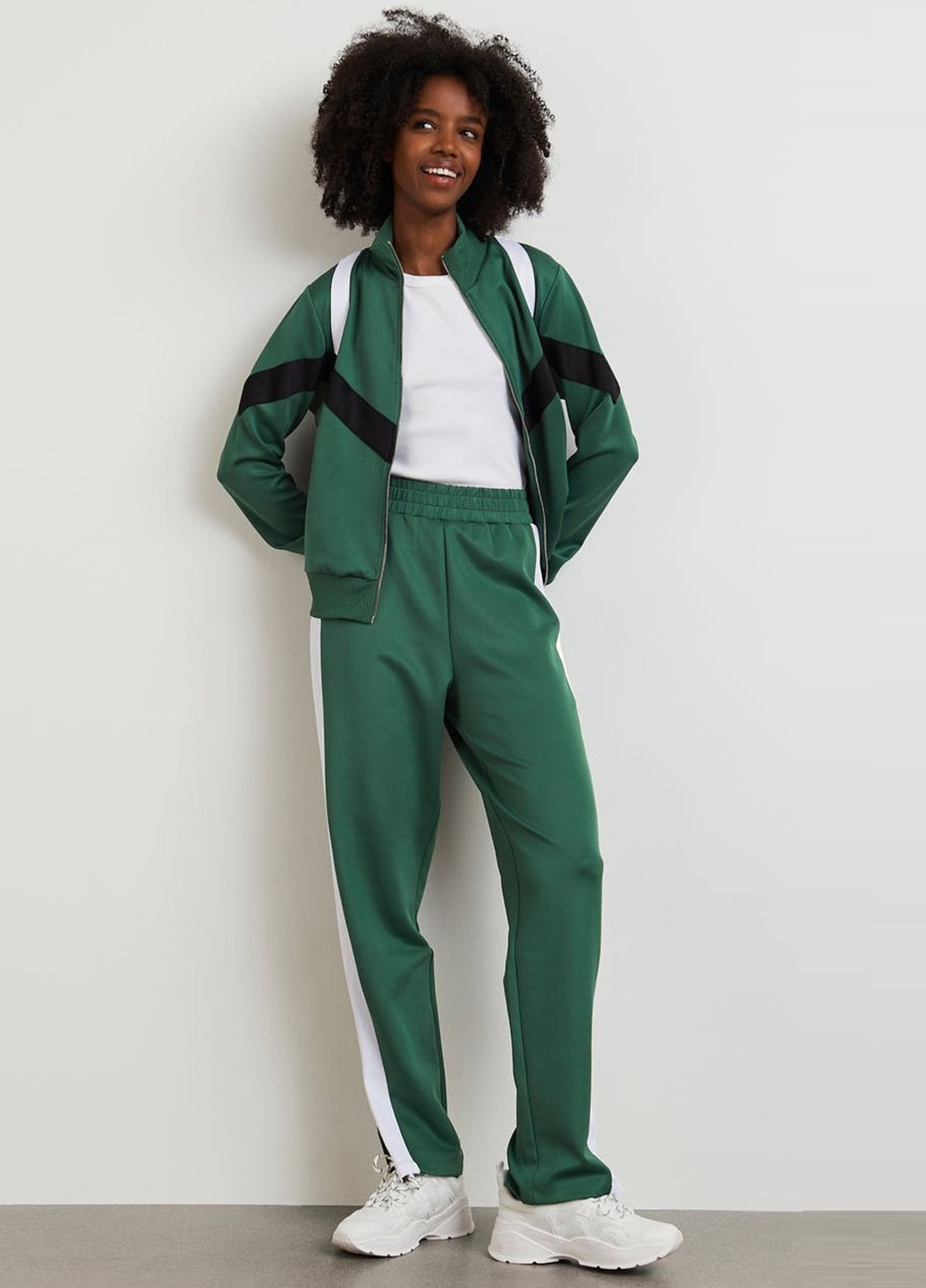 Зеленые спортивные демисезонные прямые брюки Gina Tricot