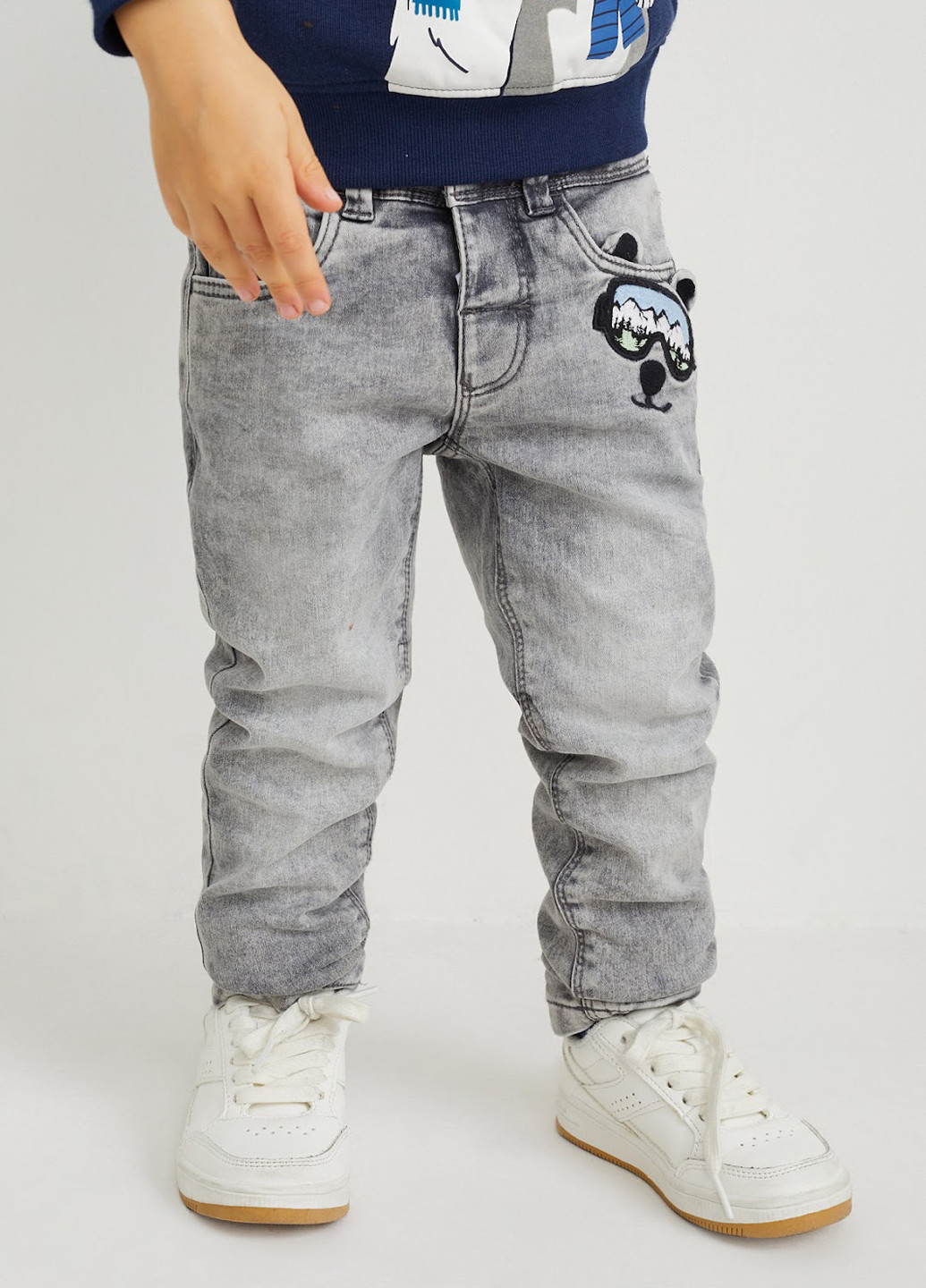 Серые демисезонные зауженные джинсы C&A