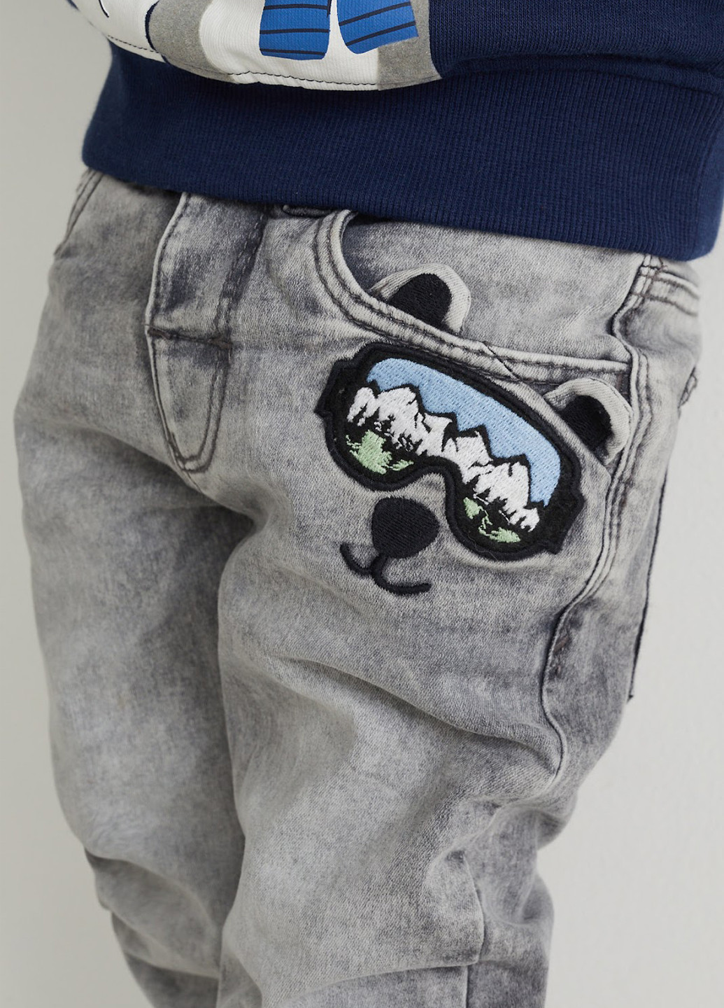 Серые демисезонные зауженные джинсы C&A