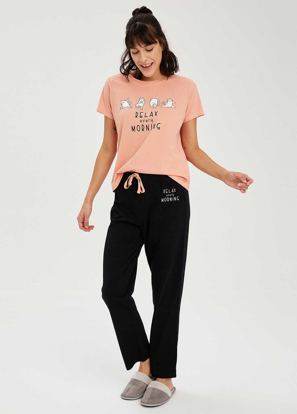 Персиковий демісезонний комплект(футболка, штани) DeFacto