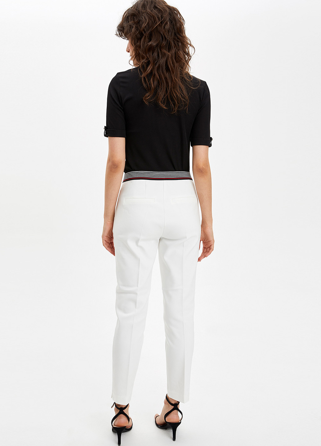 Белые кэжуал демисезонные зауженные брюки DeFacto