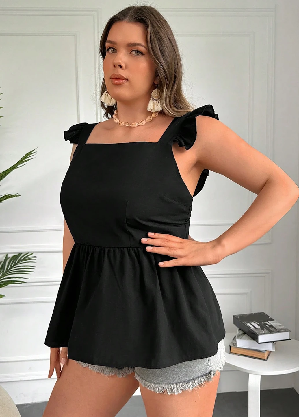 Чорна блуза з баскою SHEIN