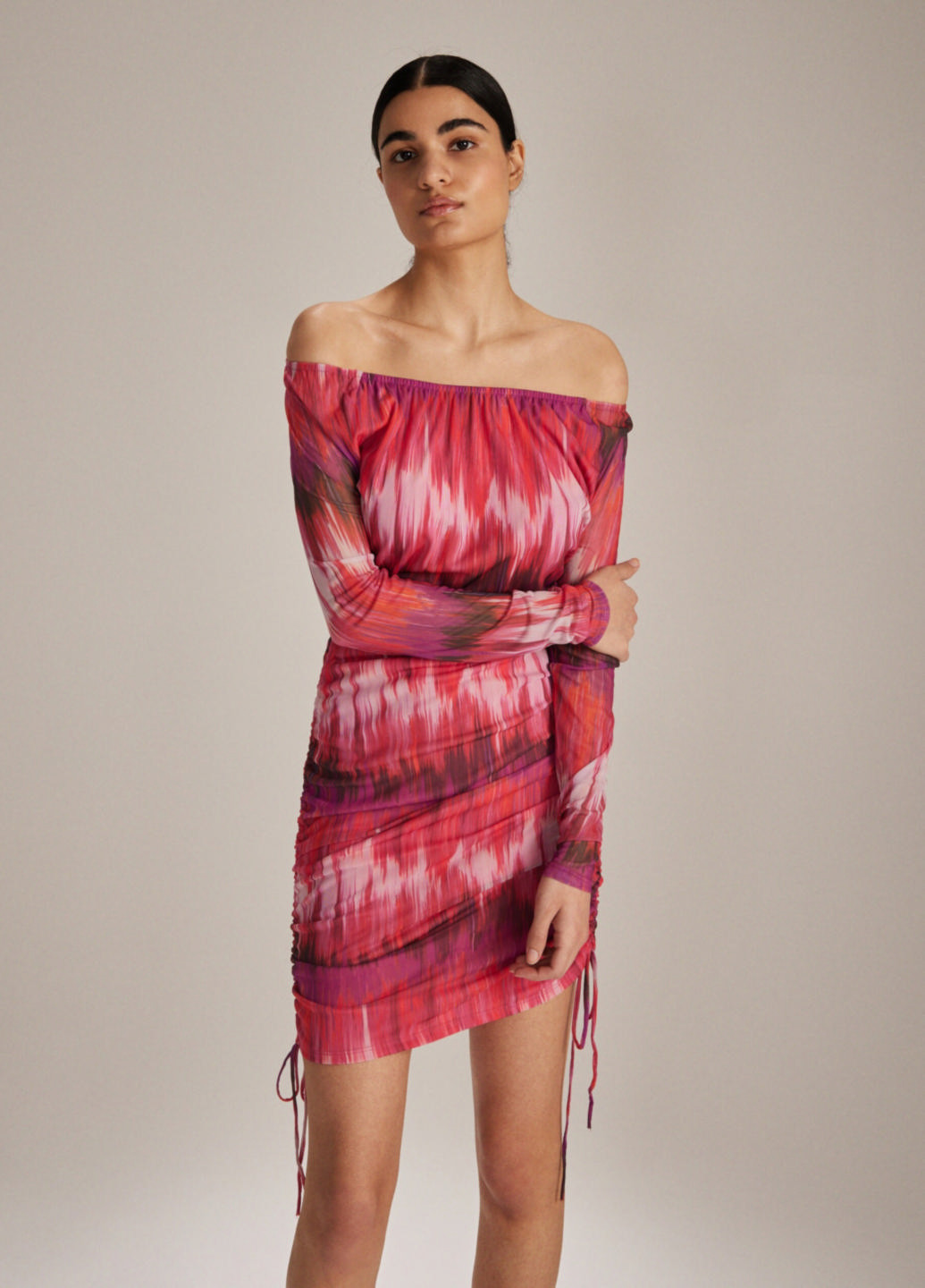 Комбинированное кэжуал платье с открытыми плечами Reserved с абстрактным узором