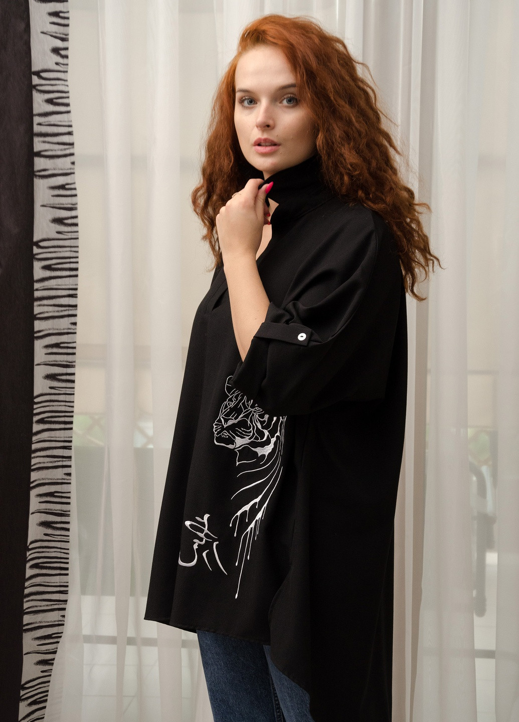 Черная демисезонная стильная удлиненная блуза- туника с оригинальной вышивкой INNOE Блуза