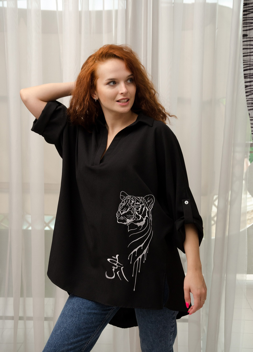 Черная демисезонная стильная удлиненная блуза- туника с оригинальной вышивкой INNOE Блуза