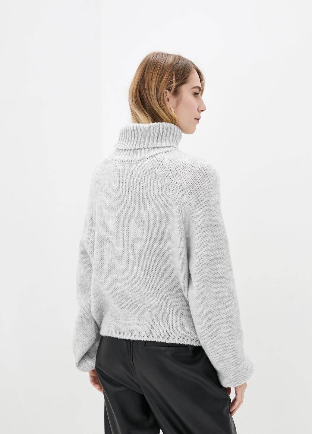 Светло-серый демисезонный свитер Sewel