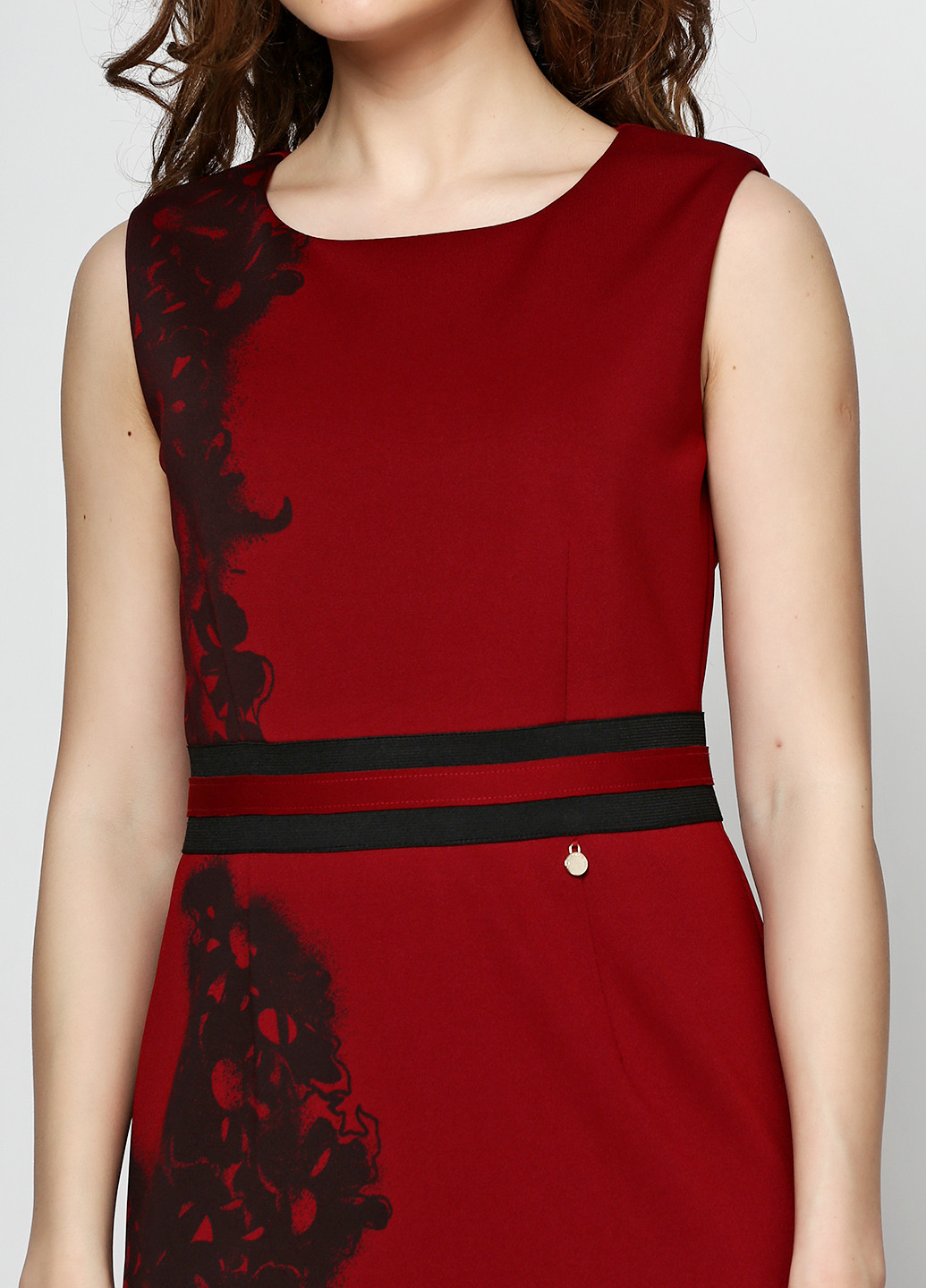 Бордовое кэжуал платье футляр Rinascimento с рисунком