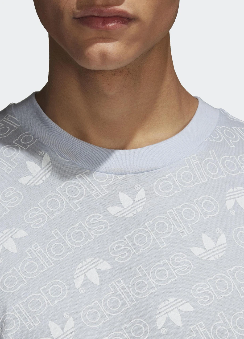 Світло-сіра футболка з коротким рукавом adidas