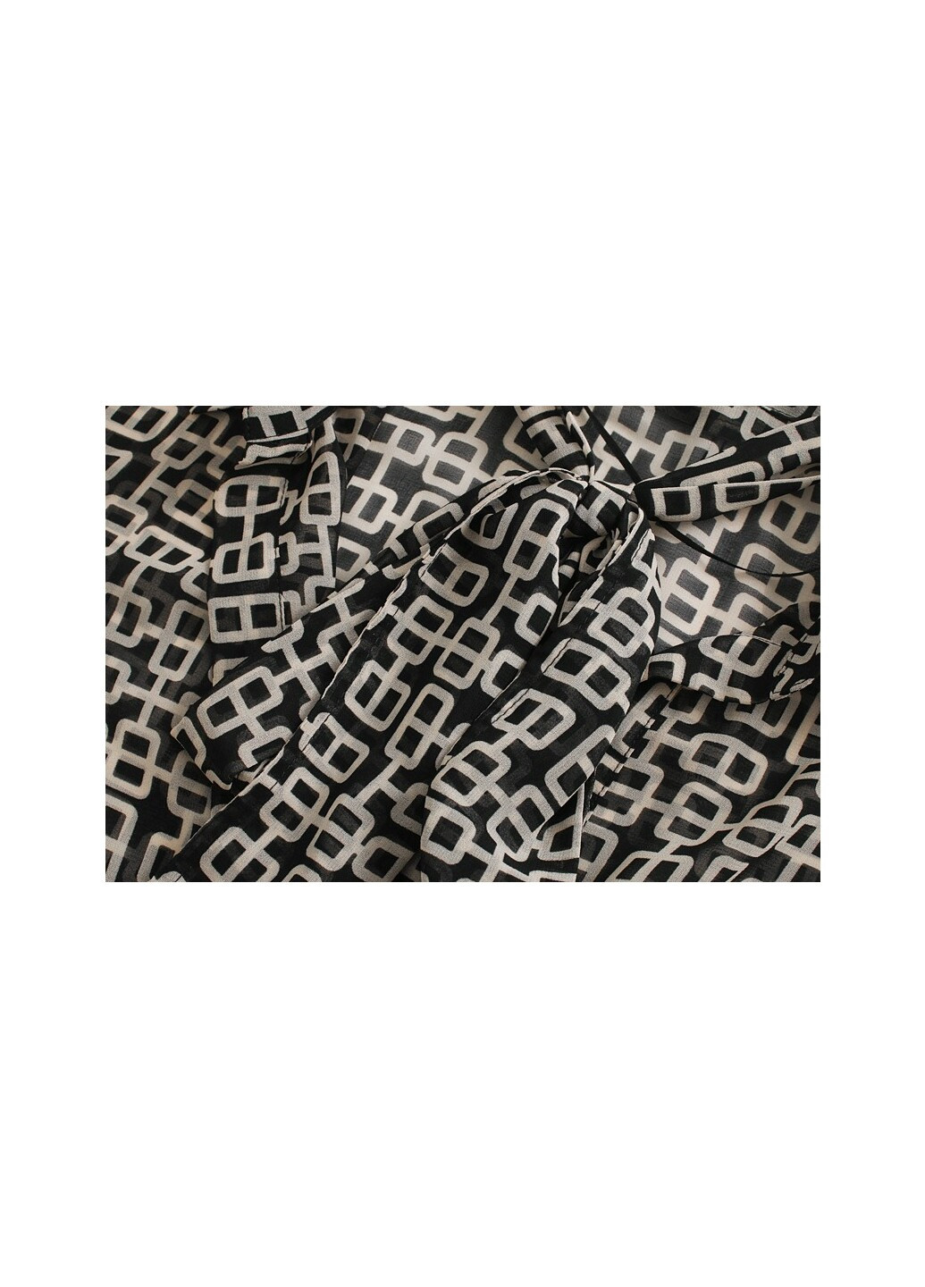 Чорна демісезонна блузка жіноча з геометричним принтом pattern Berni Fashion 58625