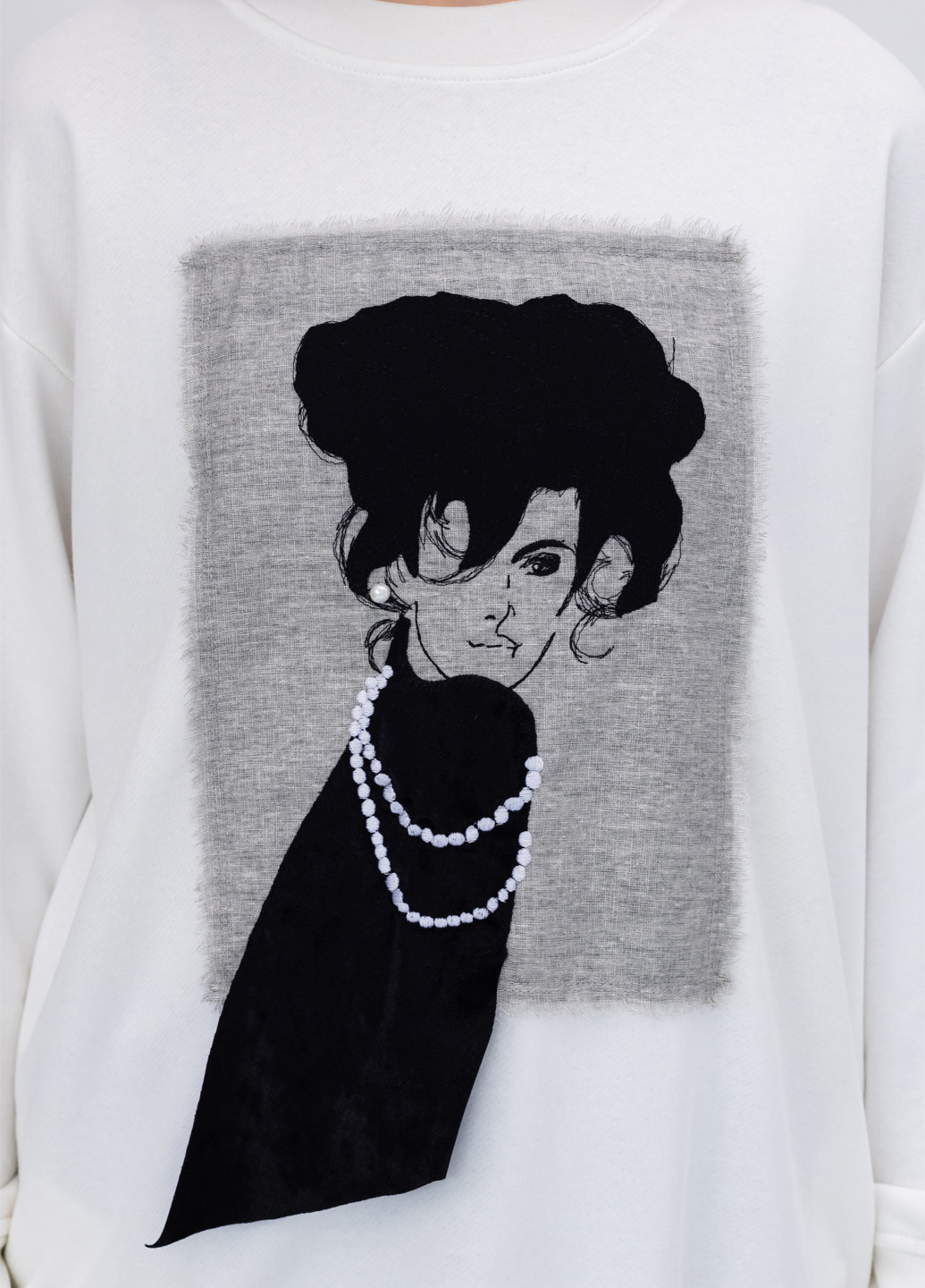 Белый свитшот Nora Kvittin однотонный аппликация, вышивка, нашивки (301079922)