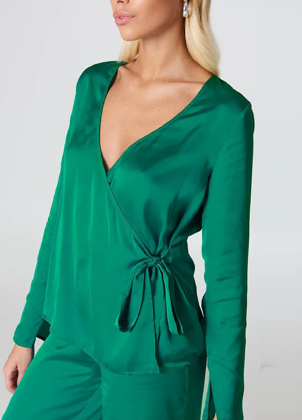 Зеленая демисезонная блуза на запах NA-KD
