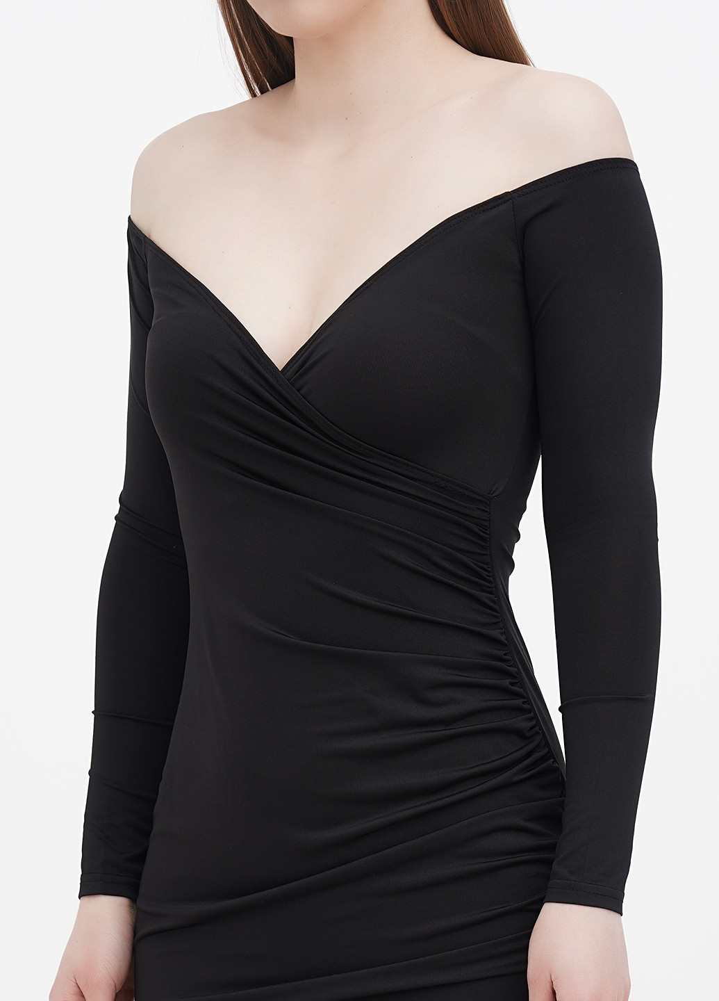 Черное коктейльное платье с открытыми плечами, на запах PrettyLittleThing однотонное