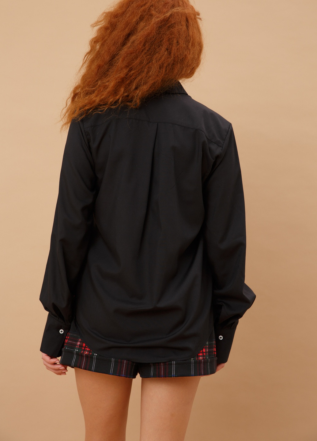 Черная демисезонная классическая рубашка с вышивкой на кармане INNOE Блуза с вышивкой