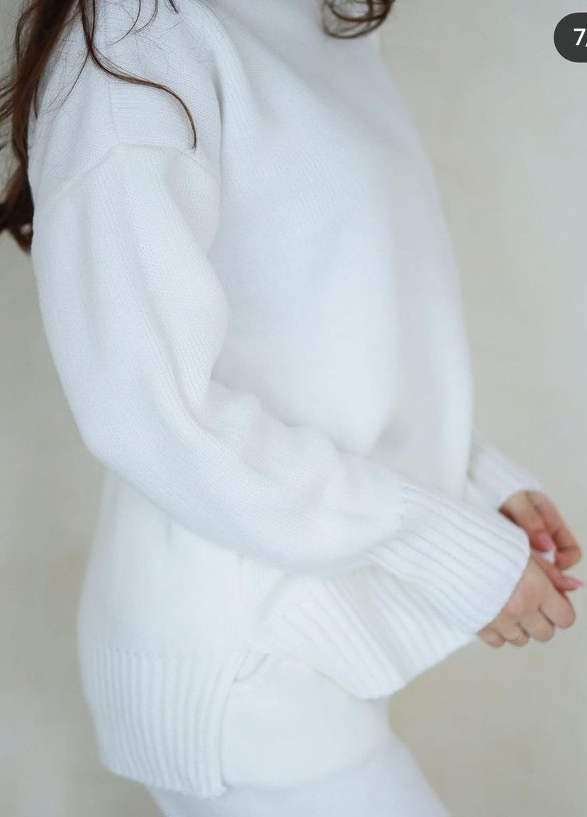 Белый зимний свитер с разрезами Berta Lucci