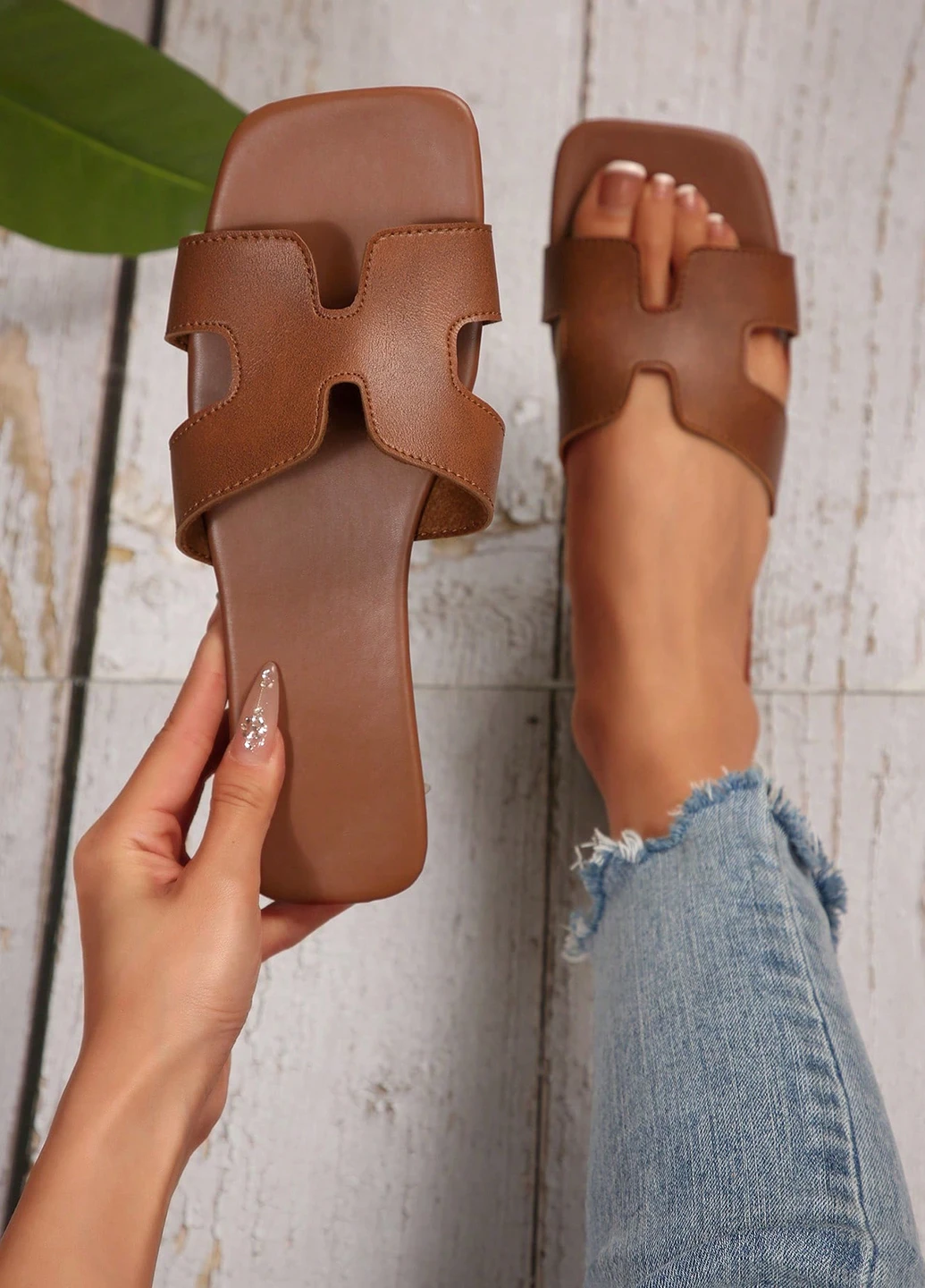 Коричневые шлепанцы SHEIN