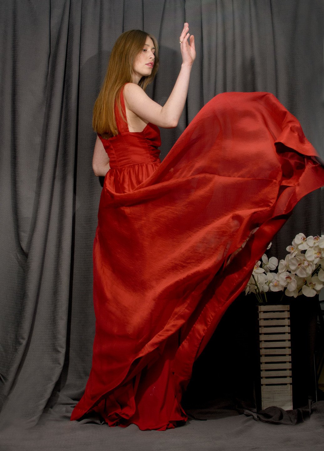 Червона вечірня червона максі сукня the label з пишною спідницею з відкритими плечима, а-силует, кльош, з пишною спідницею, з відкритою спиною Keepsake однотонна