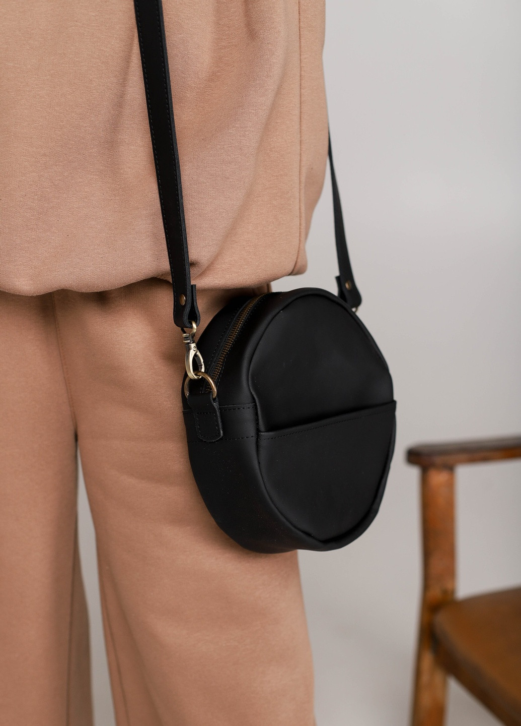 Круглая женская сумка через плечо ручной работы из натуральной винтажной кожи коричневого цвета Boorbon (253342350)