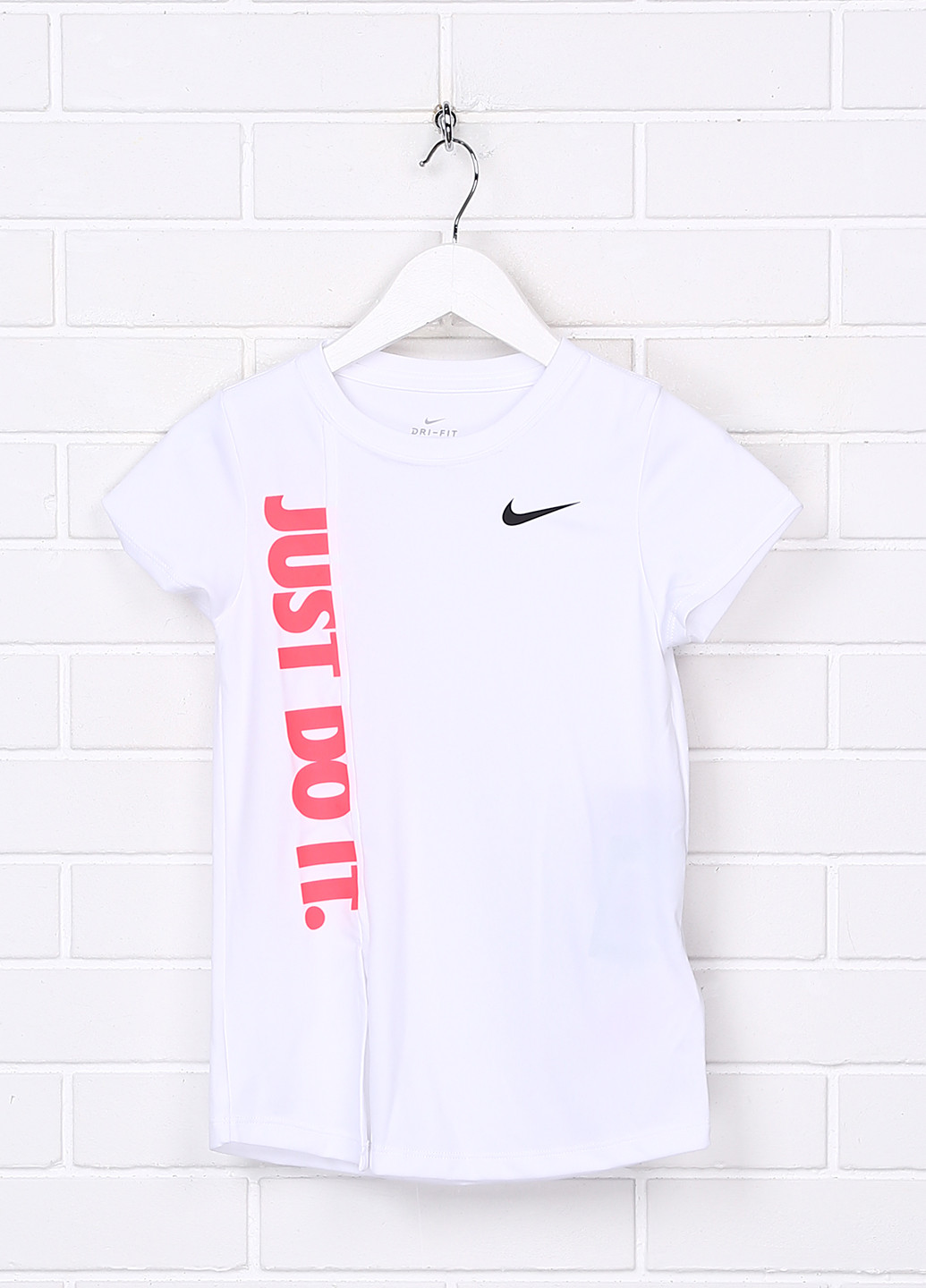Белая летняя футболка Nike