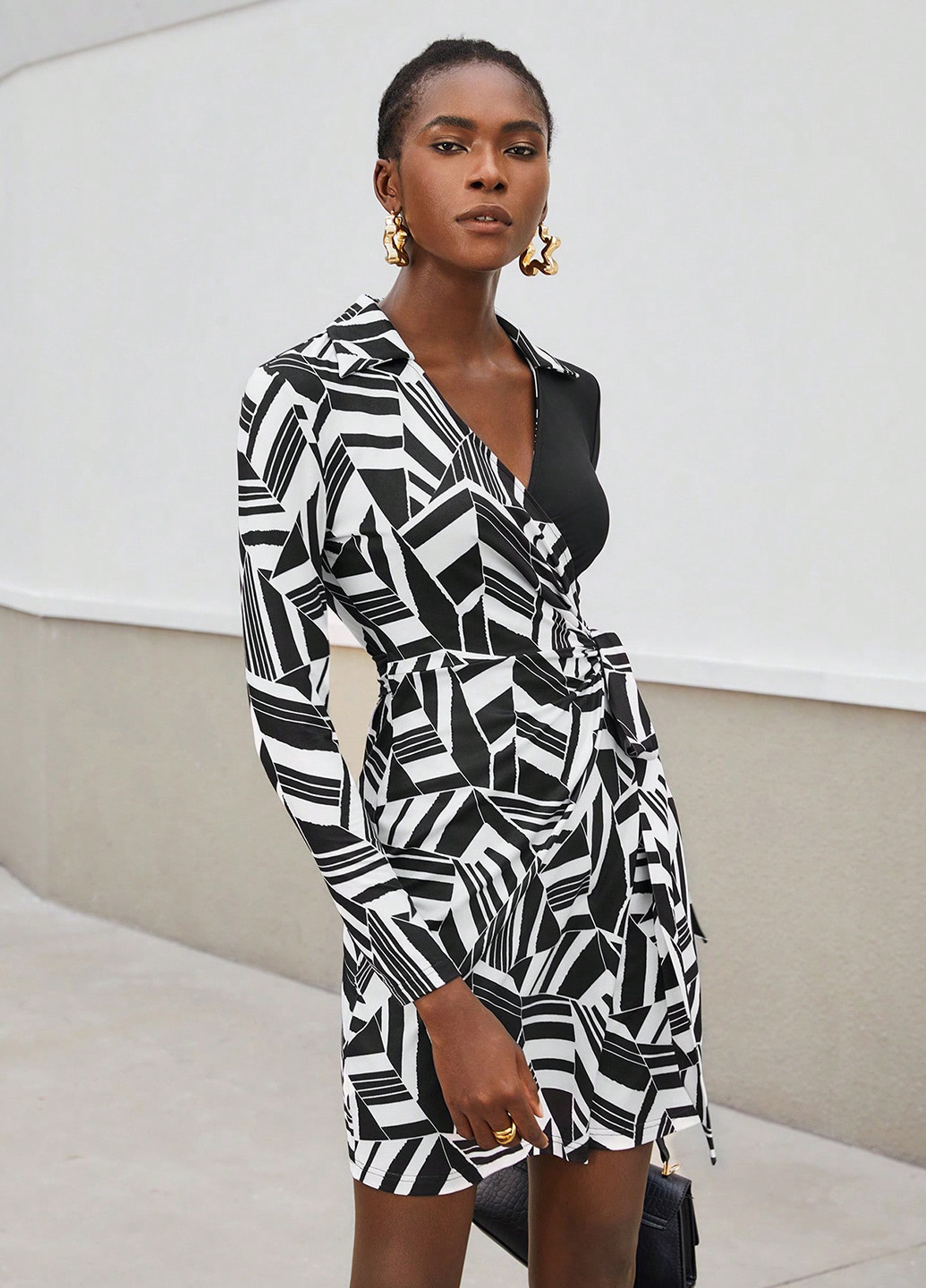 Черно-белое кэжуал платье на запах SHEIN с абстрактным узором