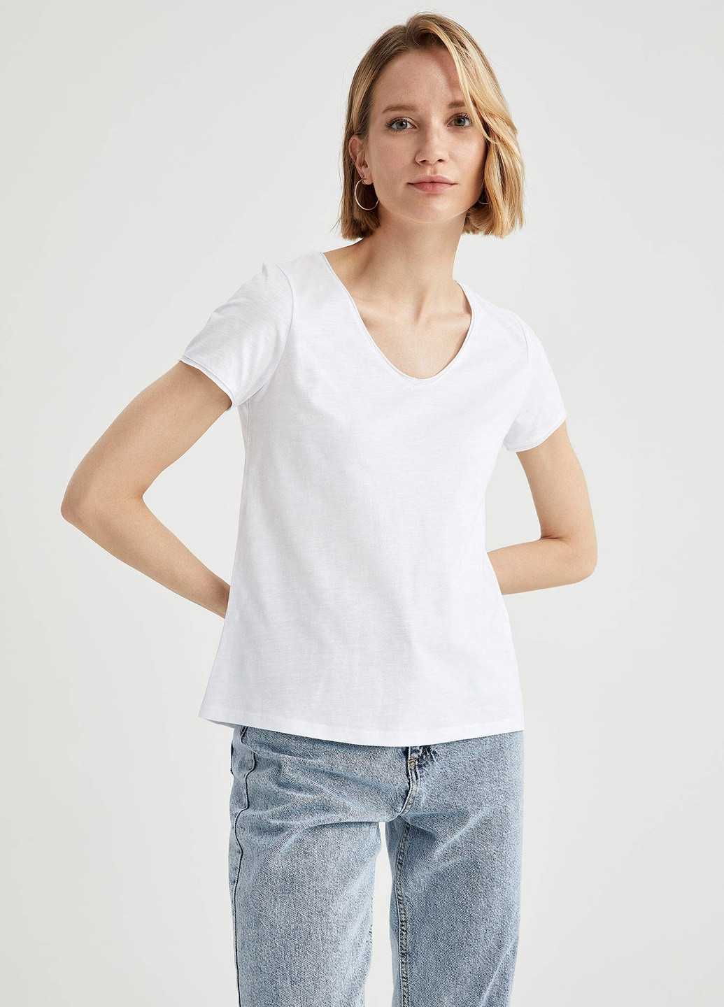 Белая летняя футболка женская хлопковая Nobrend
