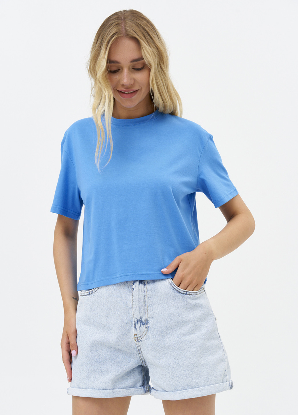 Светло-синяя летняя футболка женская укороченная KASTA design