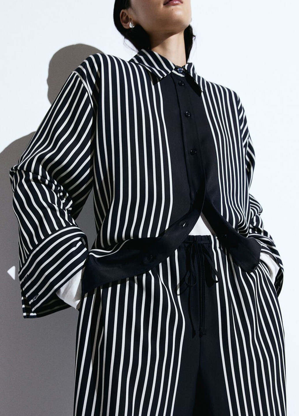 Черно-белая кэжуал рубашка в полоску H&M