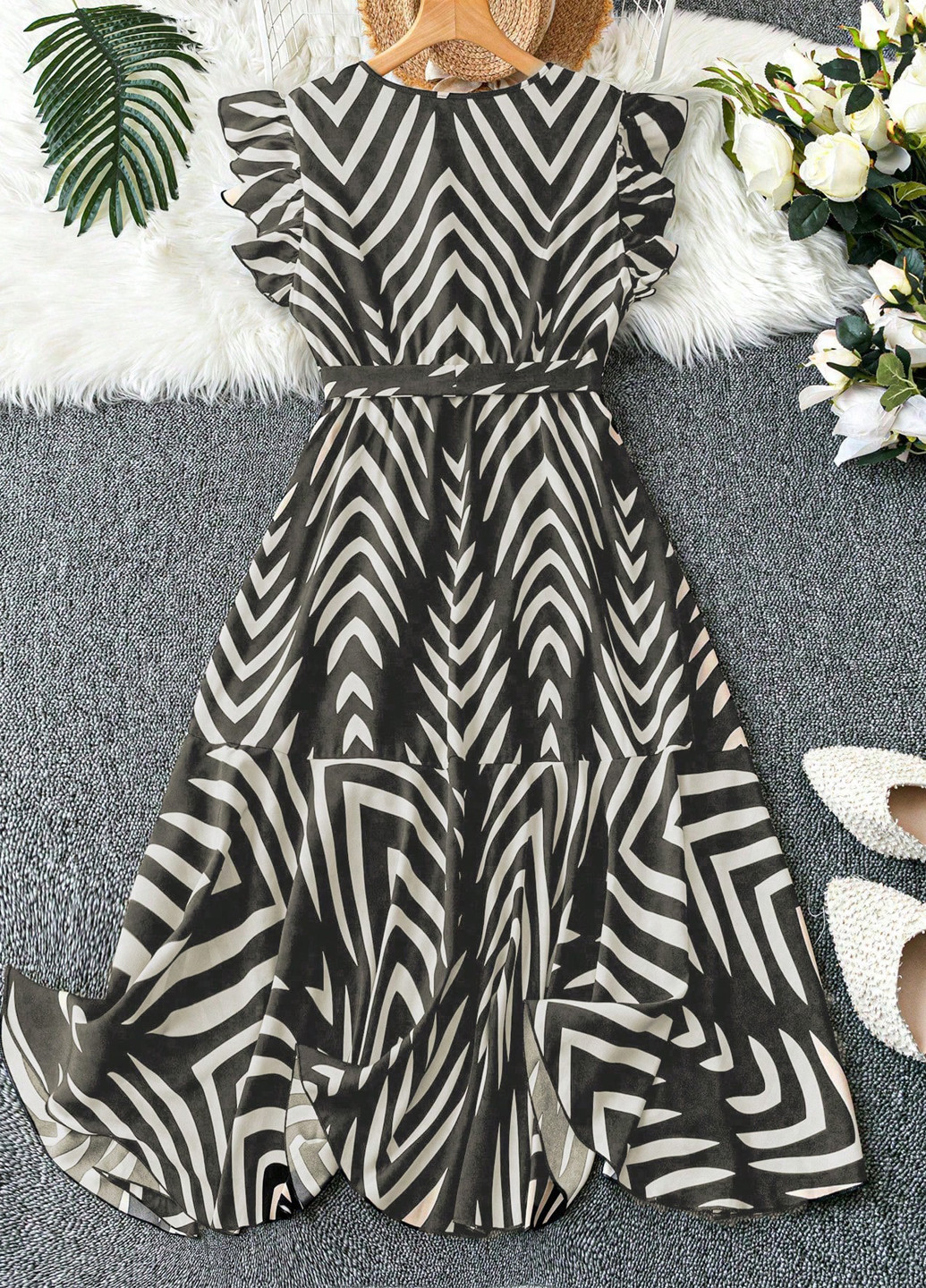 Черно-белое кэжуал платье на запах SHEIN с геометрическим узором