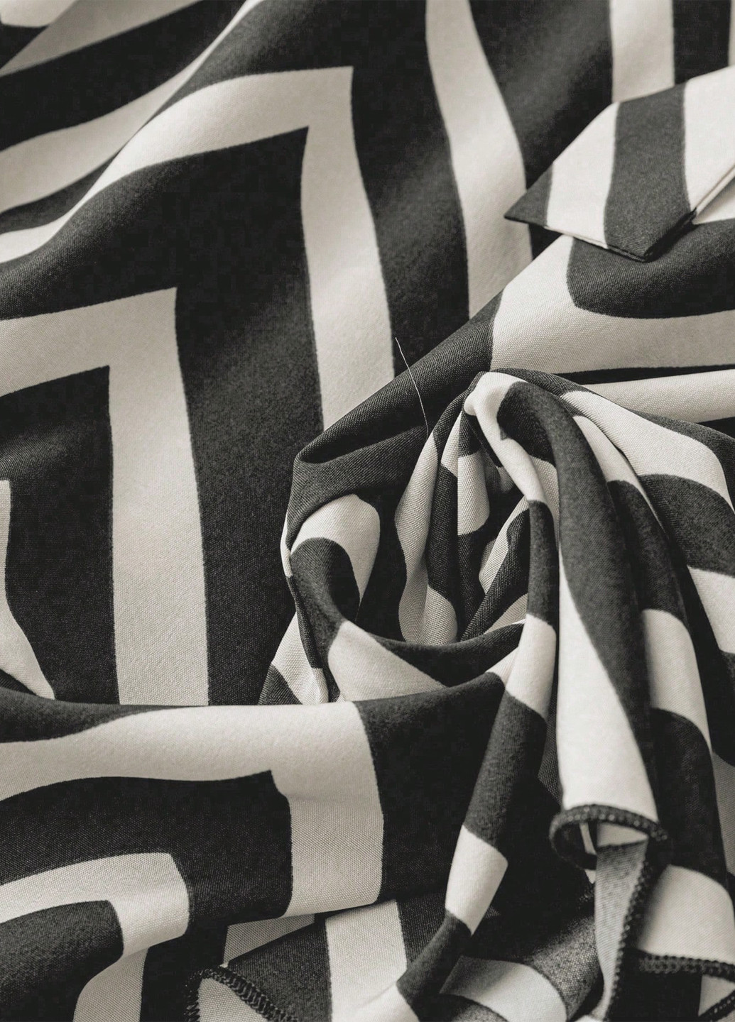 Черно-белое кэжуал платье на запах SHEIN с геометрическим узором