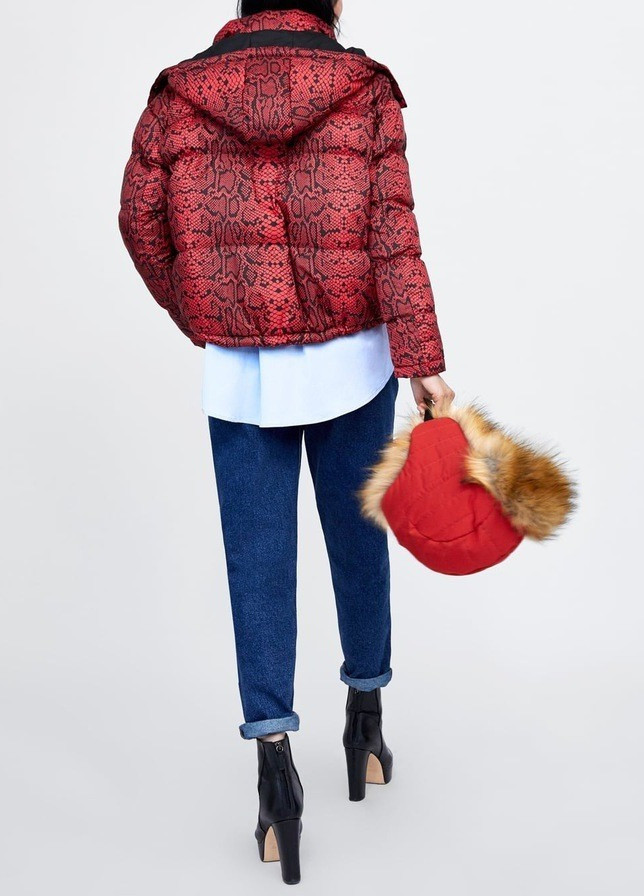 Червона демісезонна куртка жіноча з капюшоном і кулиской знизу red snake Berni Fashion 55563