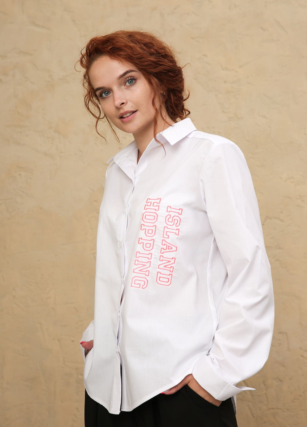 Белая демисезонная классическая рубашка с неоновой вышивкой INNOE Рубашка