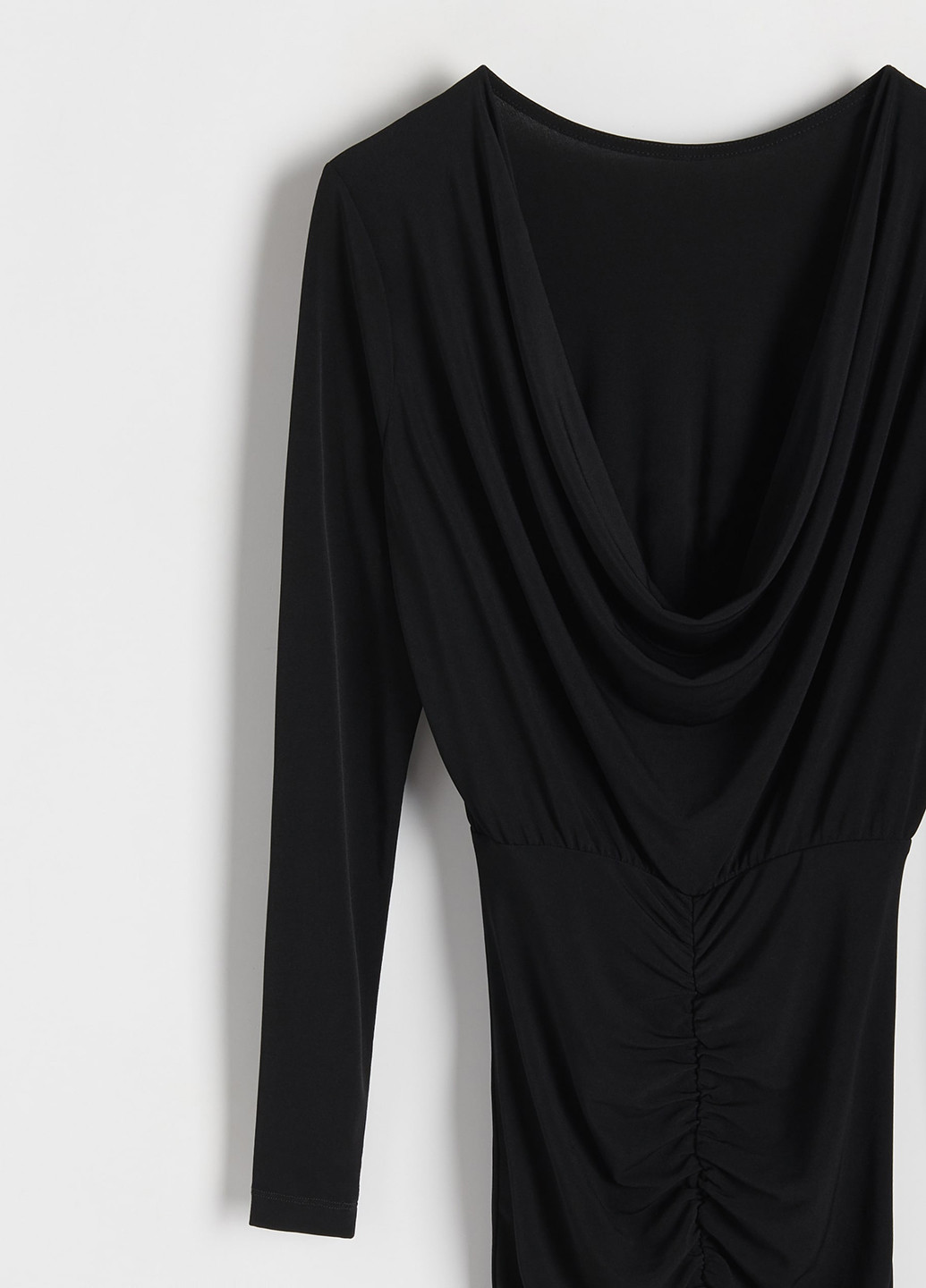 Черное кэжуал платье с открытой спиной Reserved однотонное