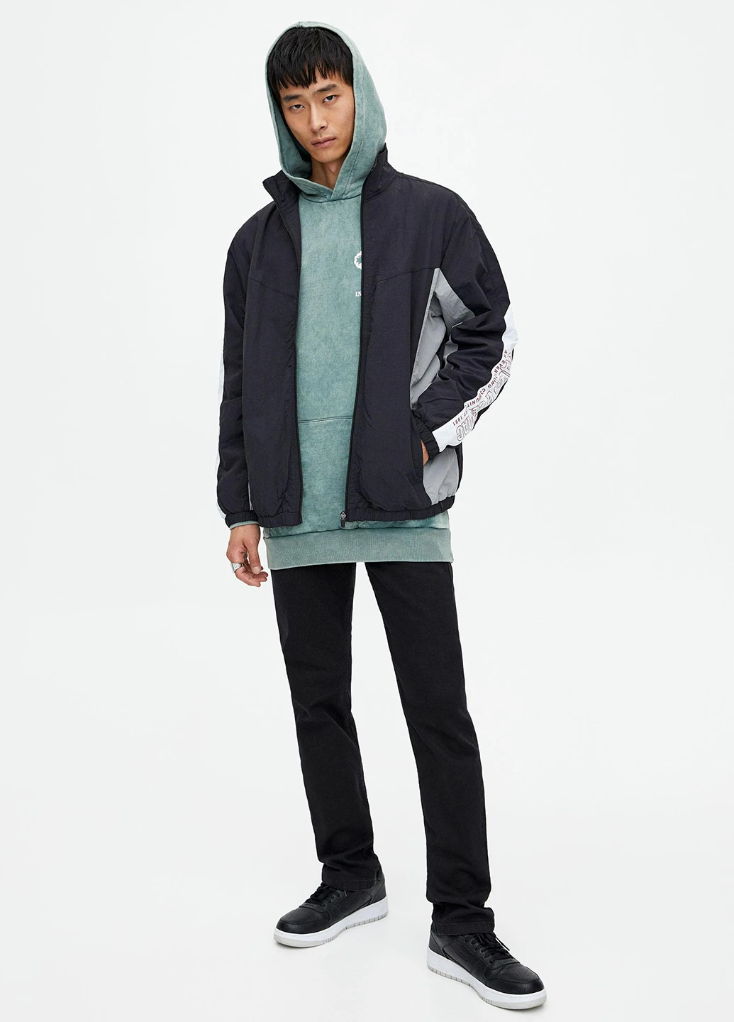 Чорна вітровка Pull & Bear