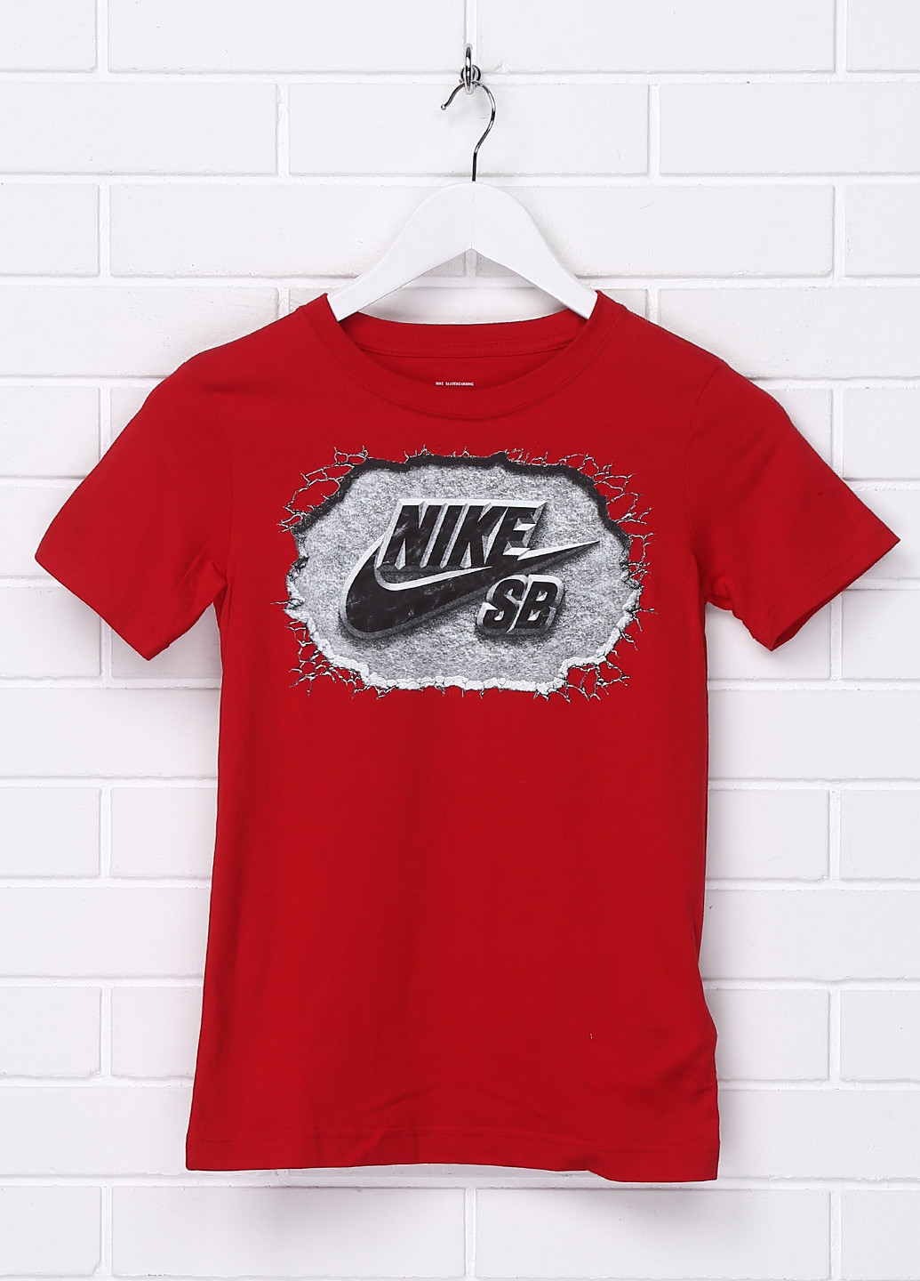 Красная летняя футболка Nike