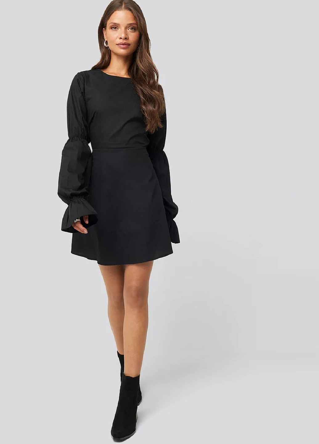 Черное кэжуал платье клеш, с открытой спиной NA-KD однотонное