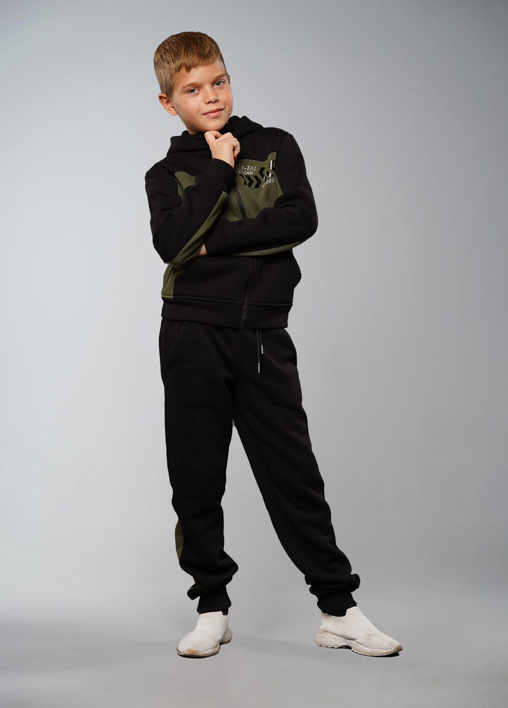 Оливковий (хакі) зимовий спортивний костюм з написами Sinthia (194959066)