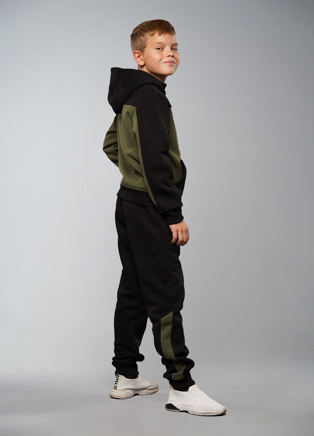 Оливковий (хакі) зимовий спортивний костюм з написами Sinthia (194959066)