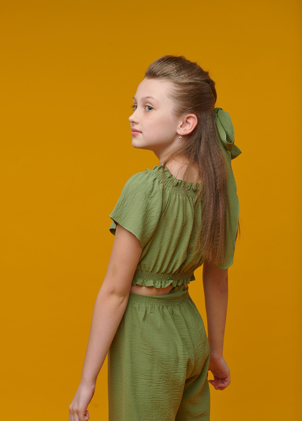 Оливковый летний костюм брючный (топ+брюки) для девочки оливковый брючный Yumster