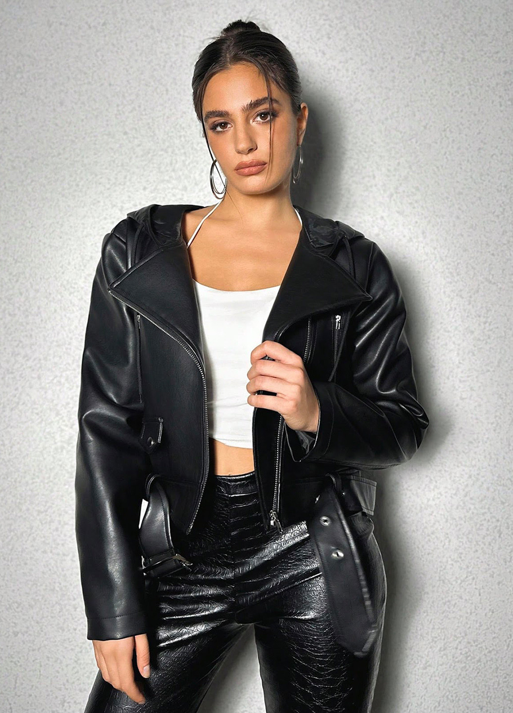 Черная демисезонная куртка косуха SHEIN