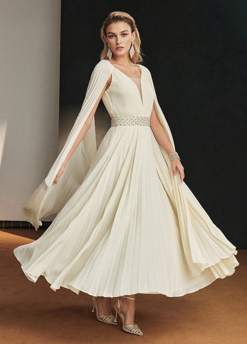 Кремова святковий сукня сукня-кейп, а-силует, плісована SHEIN однотонна