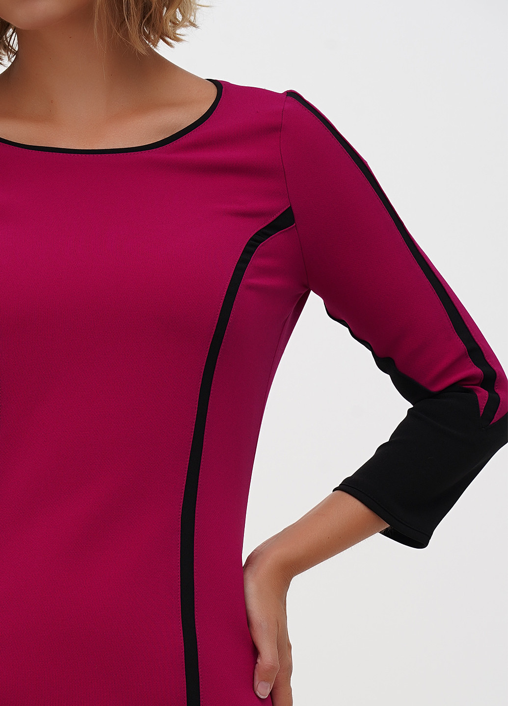 Фуксиновое (цвета Фуксия) кэжуал платье футляр Sassofono колор блок