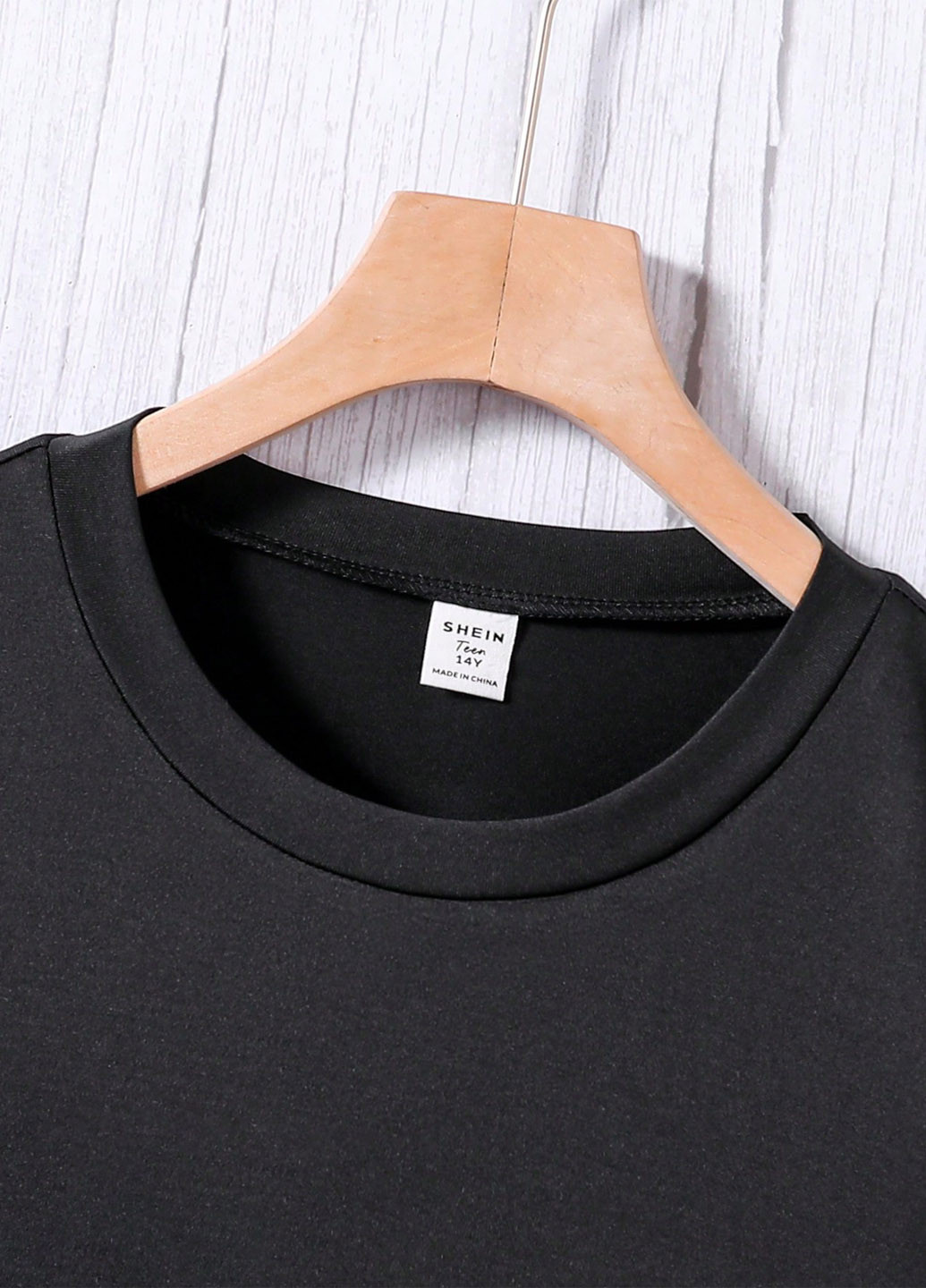 Черная демисезонная футболка SHEIN