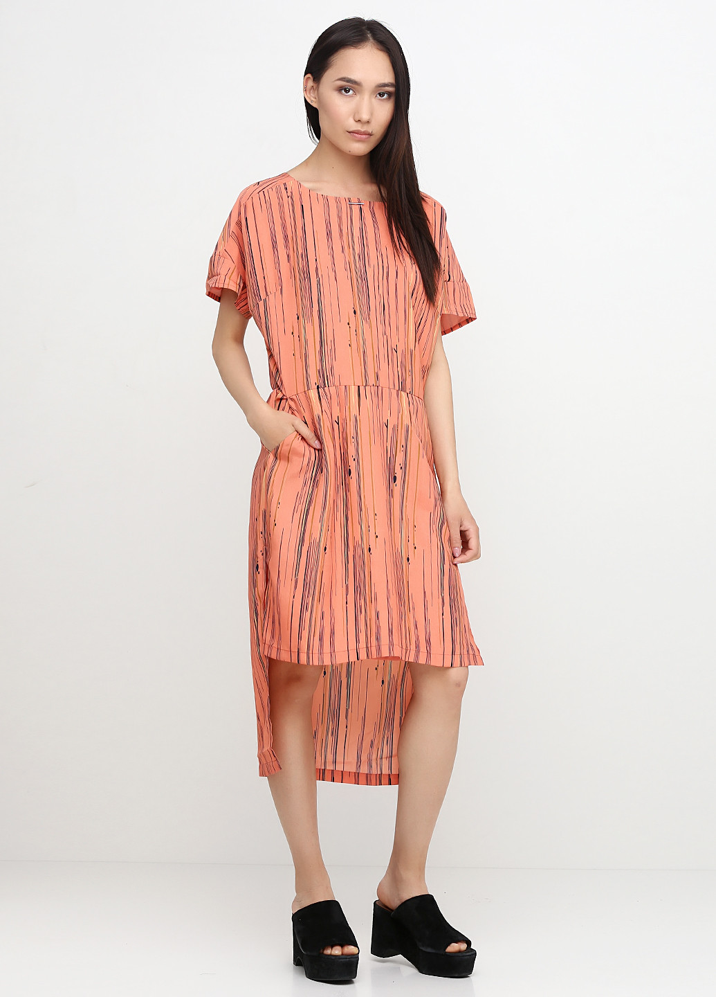Персиковое кэжуал платье Minus с абстрактным узором