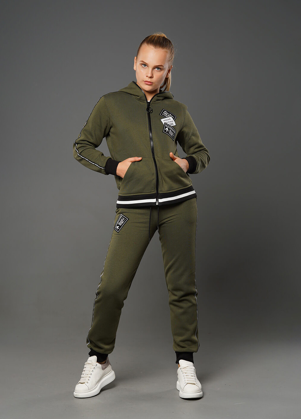 Оливковий (хакі) зимовий спортивний костюм з написами Sinthia (192445457)