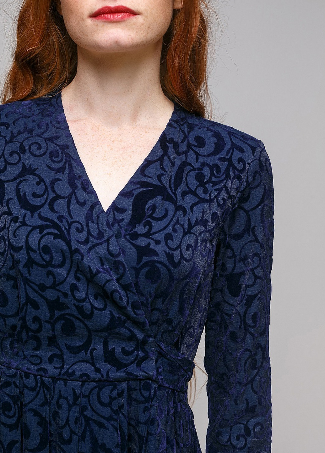 Темно-синее кэжуал платье на запах Sassofono Club с цветочным принтом