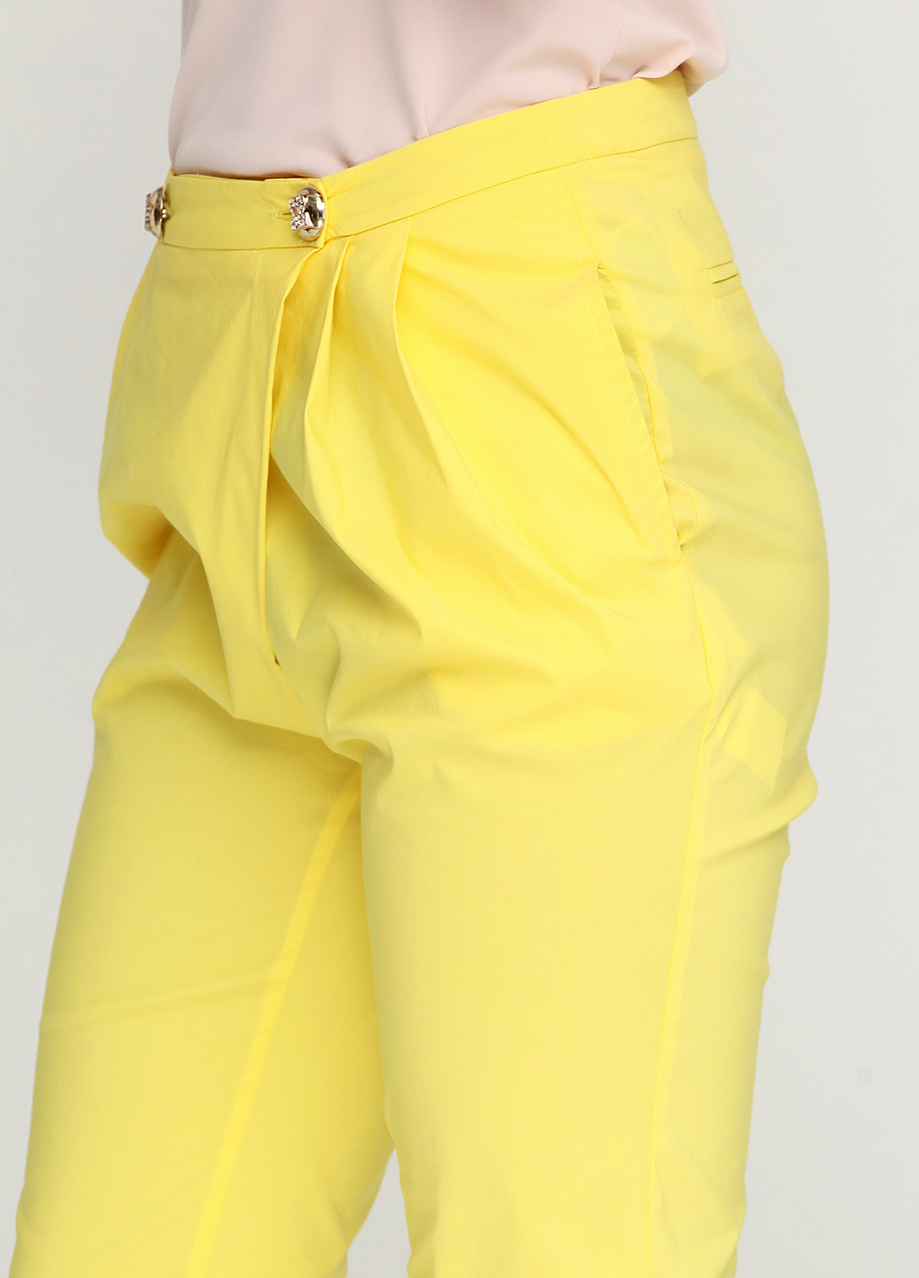 Желтые кэжуал демисезонные зауженные брюки Sassofono