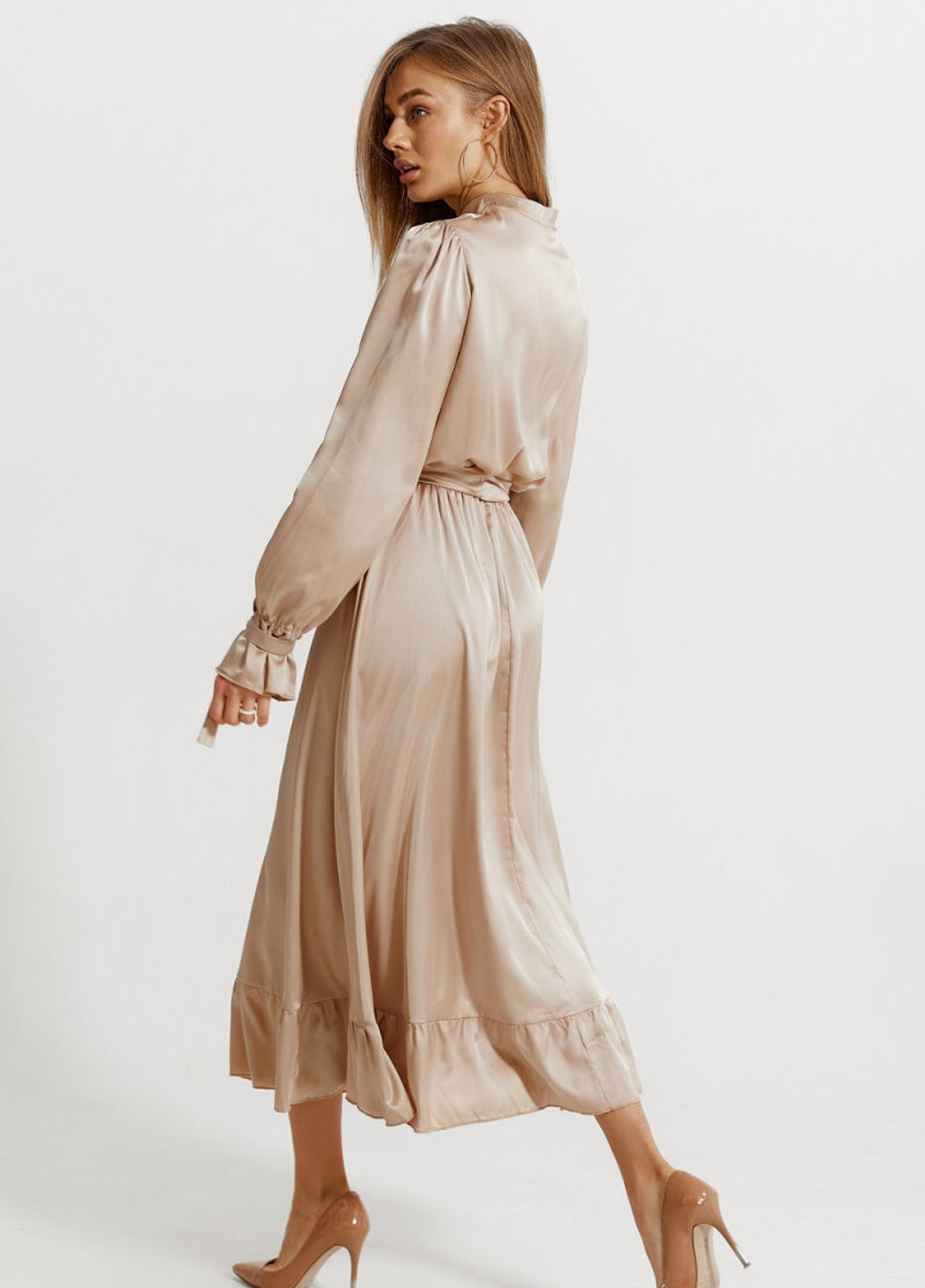 Бежевое коктейльное платье с атласным блеском Gepur однотонное